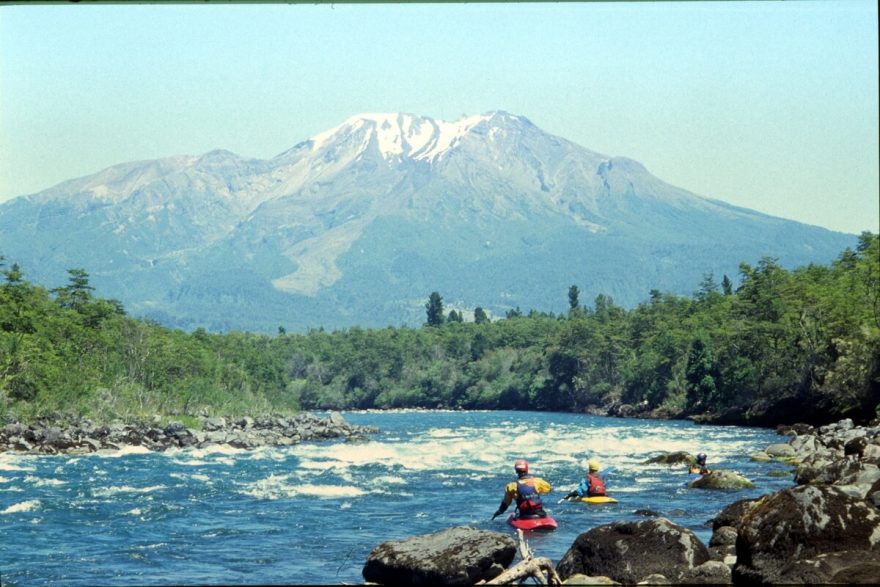 Chile, řeka Río Petrohué a výhled na sopku Calbuco