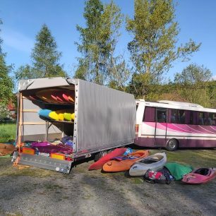 Oddílový autobus bude znát z různých akcí mnoho vodáků