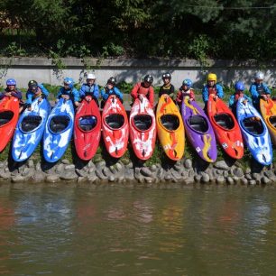 Všichni členové oddílu mají k dispozici slušný vodácký materiál