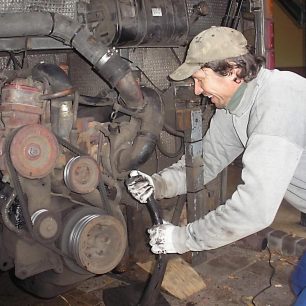 Oprava busu. Někdy víc opravujeme, než pádlujeme.