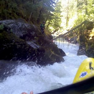 Pohled do nejobtížnější peřeje řeky — Island