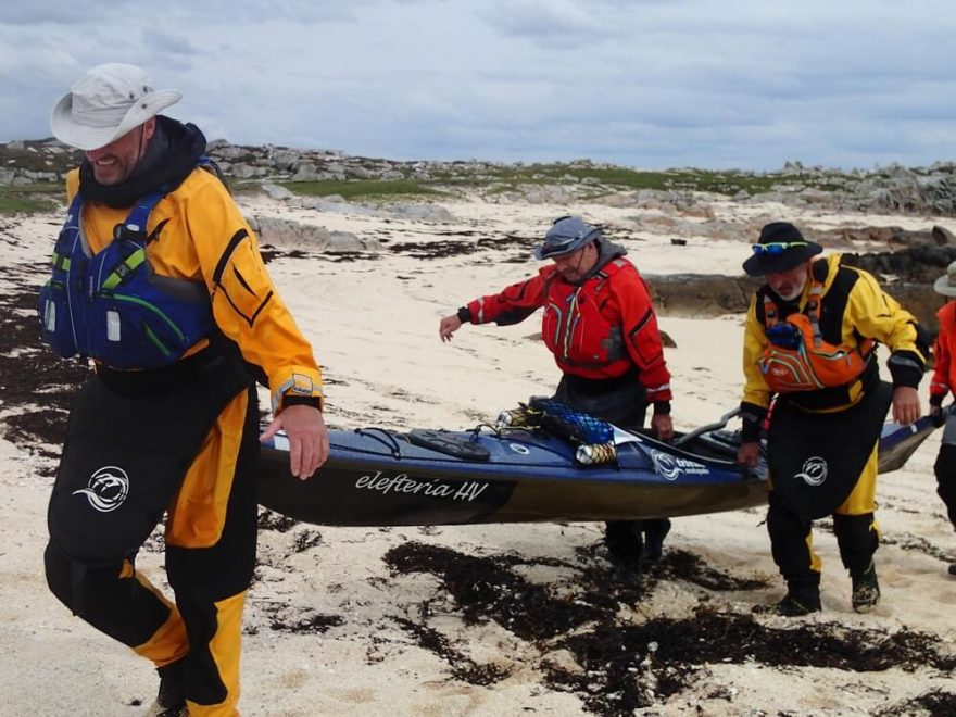 Přenášení lodí nad úroveň přílivu na malém ostrově Illauneragh