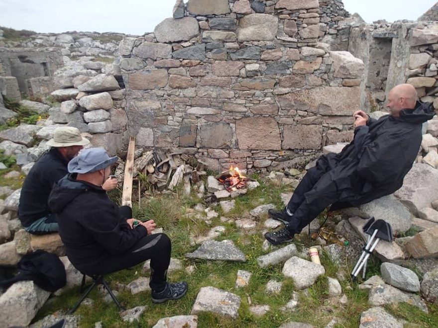 V závětří zdatní táborníci rozdělali oheň. Začal náš první skutečný ostrovní večírek