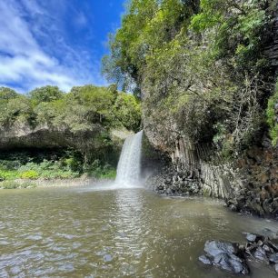 Jeden z mnoha vodopádů, které jsme během pobytu navštívili