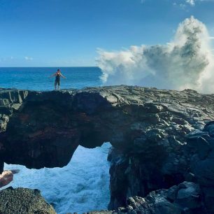 Na pobřeží ostrova dokázala láva vytvořit zajímavé útvary