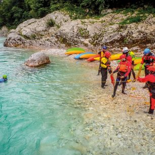 Údolí slovinské Soči je ideálním terénem pro velký letní kemp, který spojuje pádlování, bezpečný pohyb na řece a záchranu