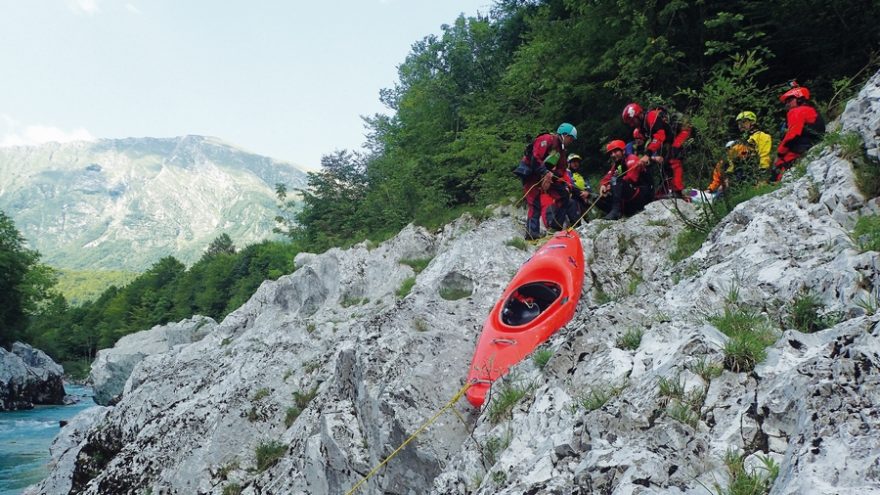 Nácvik spouštění lodí do soutěsky ve skalnatém terénu je v horkém letním počasí vždy náročný