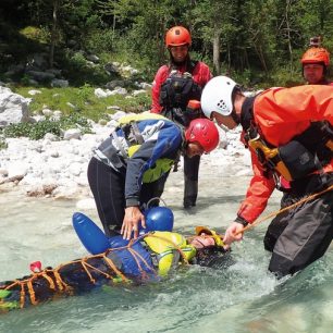 Bezpečný transport raněného trénujeme ve vodě i v náročném terénu