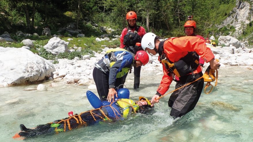 Bezpečný transport raněného trénujeme ve vodě i v náročném terénu