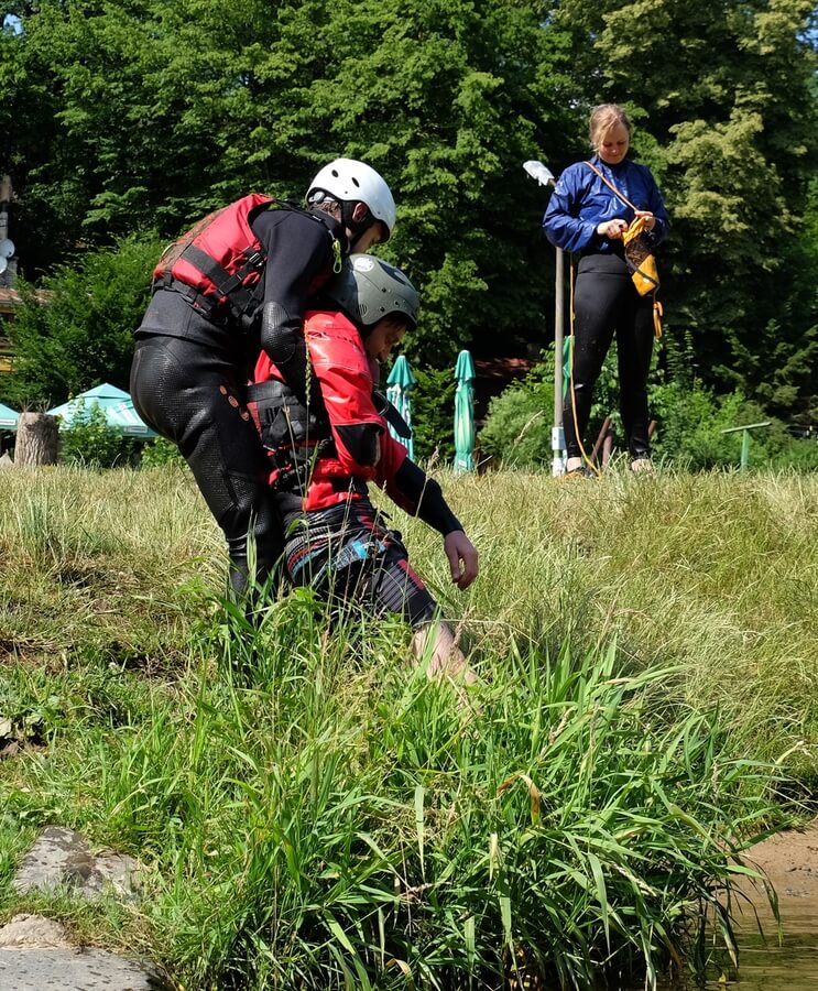 Vytažení tonoucího z vody — nácvik na kurzu