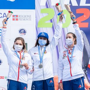 Veronika Vojtová, Kateřina Minařík Kudějová, Antonie Galušková / F: Jan Homolka, kanoe.cz