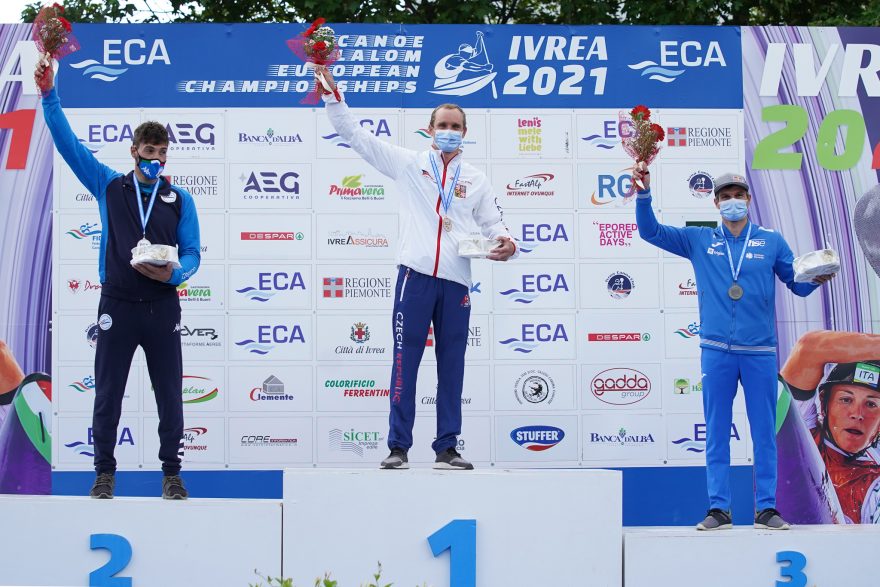 Vyhlášení výsledků v kategorii mužský kajak. Zleva ital Giovanni de Gennaro, Vít Přindiš a slovinec Peter Kauzer / F: Jan Homolka, kanoe.cz