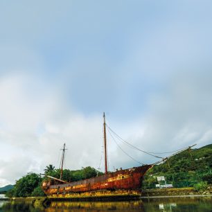 Vrak Isle of Farquhar, Seychely. Přes sto let starý zrezivělý trojstěžník je dokonce označen na mapách a je jednou z mála historických památek na ostrově Mahé.