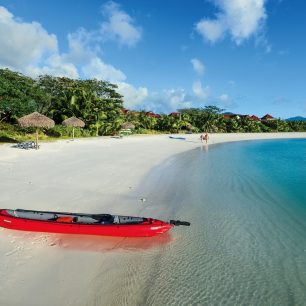 Uvnitř maríny uměle vybudovali i nádhernou písečnou pláž