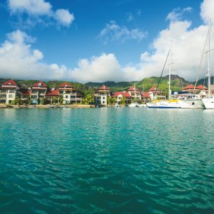 Na umělém ostrově najdete luxusní domy, některé mají privátní pláž, jinde se zase pohupují jachty a motorové čluny