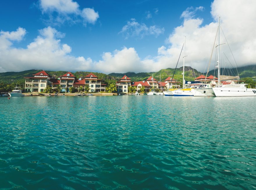 Na umělém ostrově najdete luxusní domy, některé mají privátní pláž, jinde se zase pohupují jachty a motorové čluny