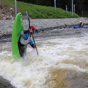 Neváhej zkoušet starší freestyle triky. Zlepšíš si orientaci ve válcích na vodnatých řekách.