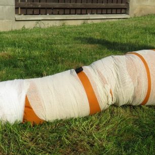 Dlaha dolní končetiny z karimatky a trekových hůlek