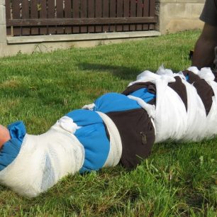 Dlaha dolní končetiny tvořená oblečením