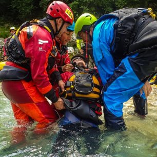 Transport zraněného ke břehu k dalšímu ošetření