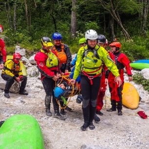 Transport už zadlahovaného zraněného po souši