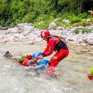 Transport zraněného s již naloženou dlahou vodou ke břehu