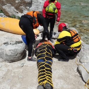 Zadlahování zraněného, kde byla jako dlaha použita i zdravá končetina
