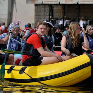 Vodáci Visiťáci si často zpestřují plavbu, která jinak až zas tolik nezajímá, třeba rádoby vtipnýmy kostýmy nebo čepicemi