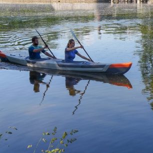 Kajak svižně jede a dobře se řídí