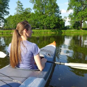 Pruženku před kokpitem má k dispozici háček i zadák