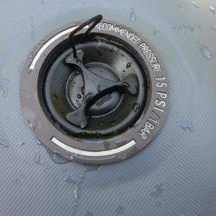 Ventily jsou klasické push-push od výrobce Bravo, fouká se na předepsaný tlak