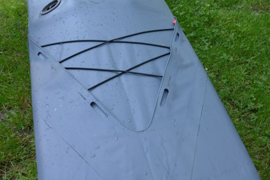 Detail pruženky před kokpitem háčka