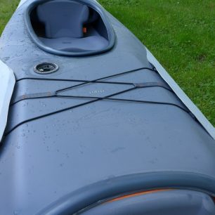 Pruženka před kokpitem zadáka