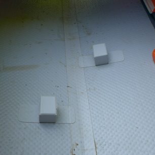 Sedačka se nasadí na oranžové pěnové kvádry, ty bílé sedačku podpírají