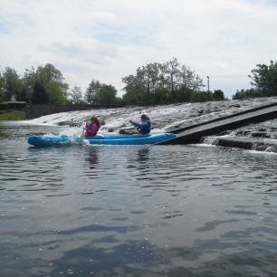 Jezy se dobře překonávají díky připraveným skluzavkám