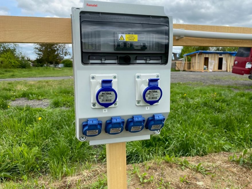 Samozřejmostí je napojení na elektřinu