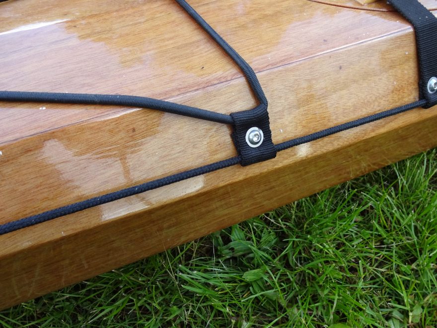 Detail uchycení záchranných lan podél paluby překližkového kajaku