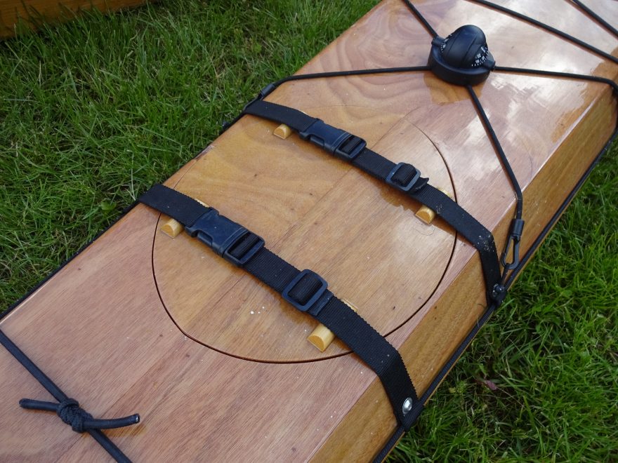 Detaily překližkového kajaku, víko nákladového prostoru přední komory