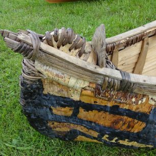 Štráfkové cedrové kanoe, smrkové kořínky, březová kůra, thůjová žebra, smola a tuk