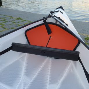 Opěrka nohou a přední přepážka. Nastavení opěrky nohou je snadné i za jízdy.