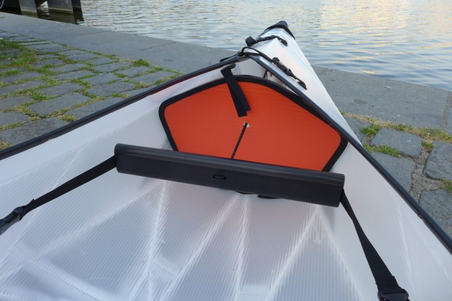 Opěrka nohou a přední přepážka. Nastavení opěrky nohou je snadné i za jízdy.