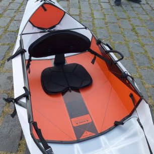 Sezení kajaku tvoří pěnový podsedák a velká zádová opěrka