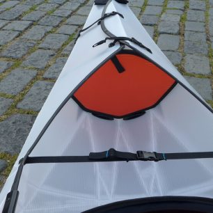 Za sedačkou se kajak stahuje plochým popruhem, aby lépe držel tvar