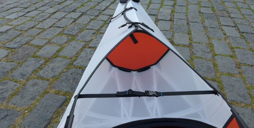 Za sedačkou se kajak stahuje plochým popruhem, aby lépe držel tvar