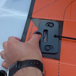 Detail kluzného systému k uchycení zádové opěrky