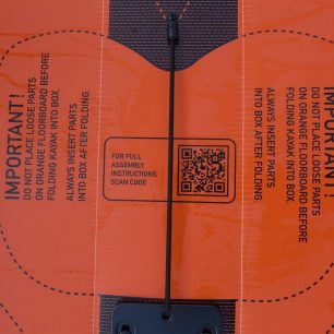 Pod sedačkou je k načtení QR kód odkazující na návod k sestavení kajaku