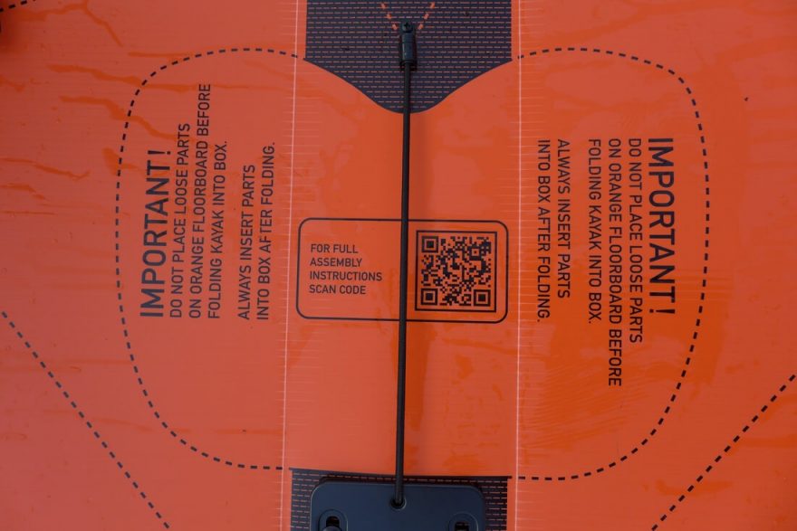 Pod sedačkou je k načtení QR kód odkazující na návod k sestavení kajaku