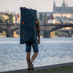Kajak lze nosit ve speciálním vaku jako batoh