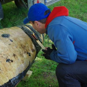 David posiluje spoj obšívky na březové kanoe, takhle lepili indiáni, smola s tukem a hořák :-)