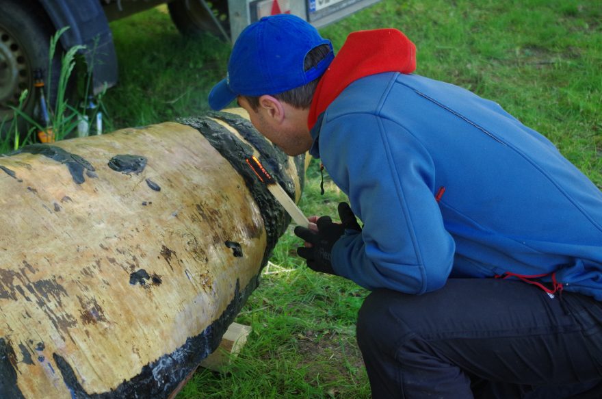David posiluje spoj obšívky na březové kanoe, takhle lepili indiáni, smola s tukem a hořák :-)